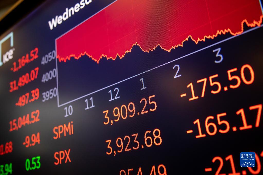 5月18日，在美国纽约证券交易所，电子屏显示交易信息。新华社发（郭克摄）