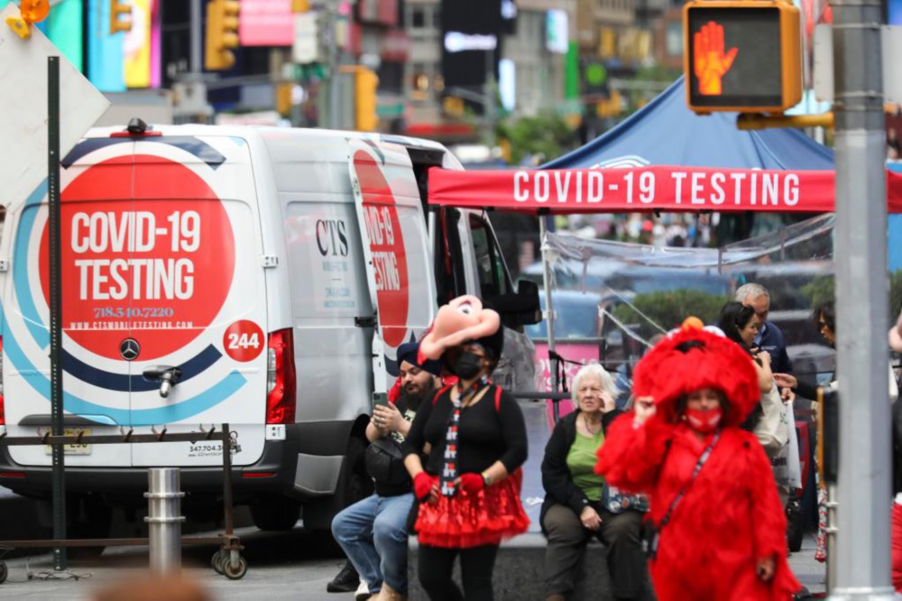 这是5月17日在美国纽约时报广场拍摄的新冠病毒检测点。新华社记者王迎摄