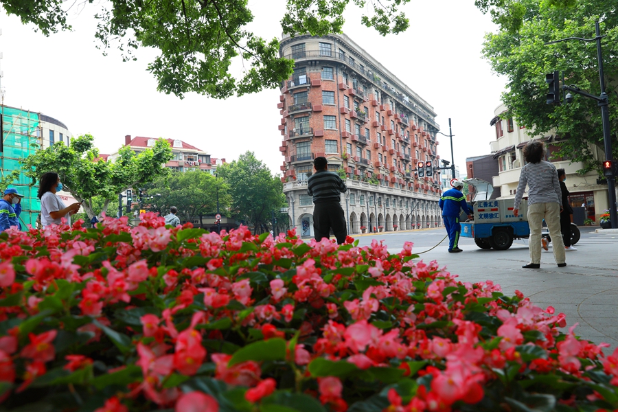 5月19日，防范区居民在上海武康大楼前参观。 中国日报记者 朱兴鑫 摄