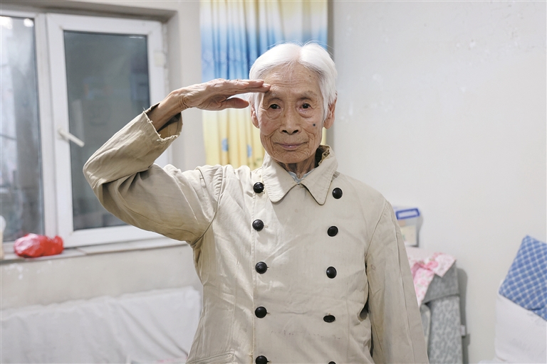 宫翠英穿着当年的旧军装敬礼（摄于3月22日）。兵团日报全媒体记者 谌慧 实习生 李文卓 拍摄