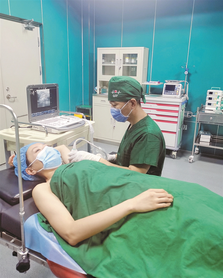 援疆医生权哲峰（右）为患者实施神经阻滞麻醉（资料图片）。 权哲峰 提供