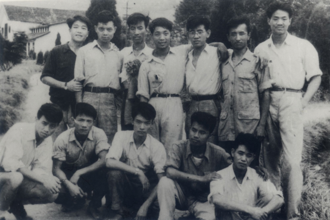 △袁隆平（后排左四）被拟招为空军飞行员后，同学们当时欢送合影。