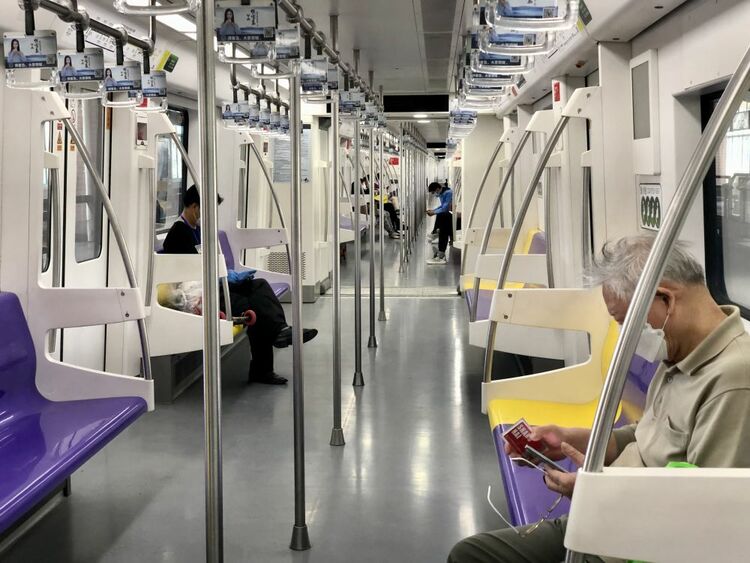 上海地铁3号线恢复运营首日车厢内情景。新华社记者 有之炘 摄