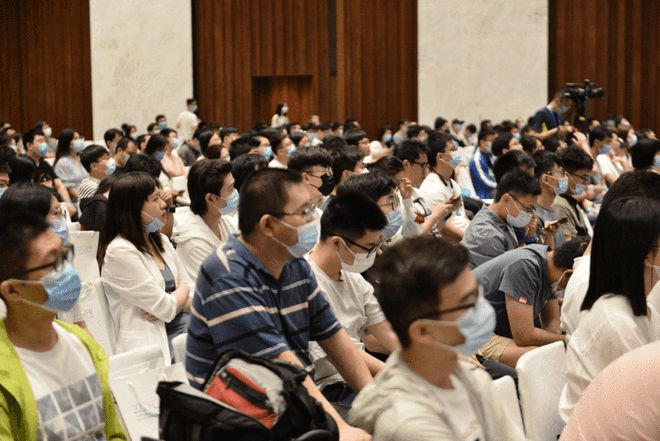 机器之心 CVPR 2021 线下论文分享会现场图。