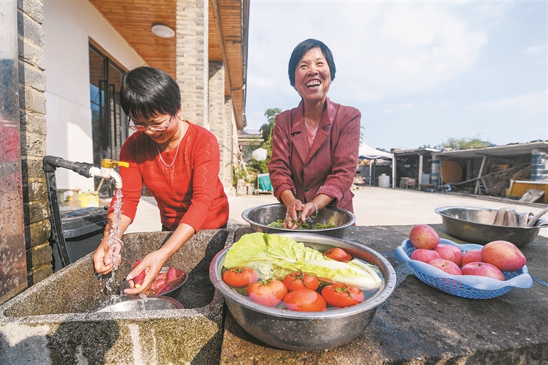 图①浙江省杭州市临安区天目山镇九狮村村民在家门口洗菜（2020年10月10日摄）。新华社记者 徐昱 摄