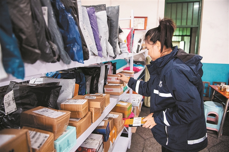 图③湖南省衡阳市耒阳市黄市镇新生快递乡村服务站站长胡夏在整理快递（2021年11月3日摄）。 新华社记者 陈思汗 摄