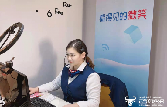 （照片说明：电话线的那头，上海电信客服热线人员用声音传递温暖）