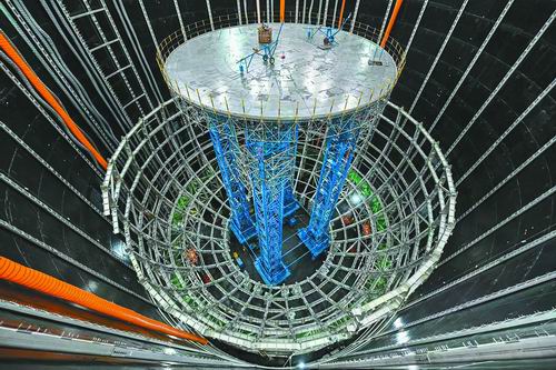 江门中微子实验的“变形金刚塔”建成