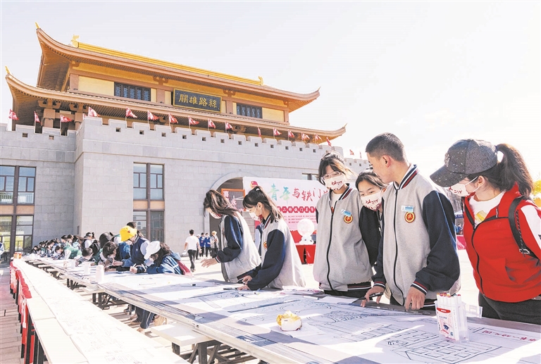 学生在铁门关市丝路雄关广场写生（摄于4月29日）。 李嘉成 摄