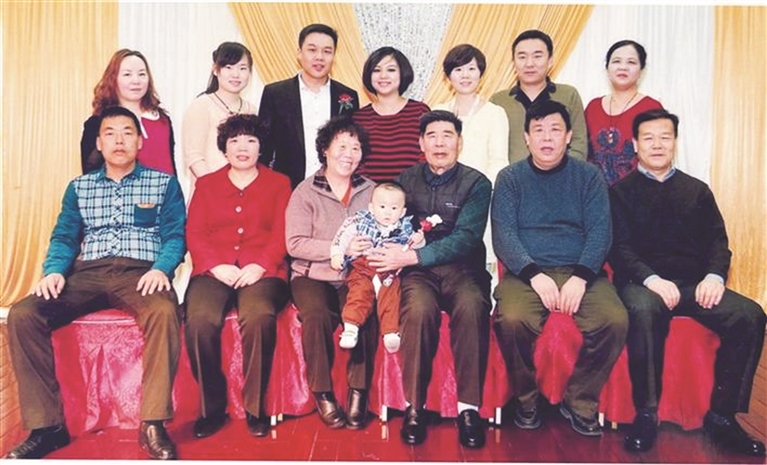 2014年，高自廉（前排右三）与家人的合影（资料图片）。高自廉 提供
