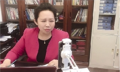 杨艳秋会长正在通过线上辅导给两所大学的学生支招告别毕业焦虑。