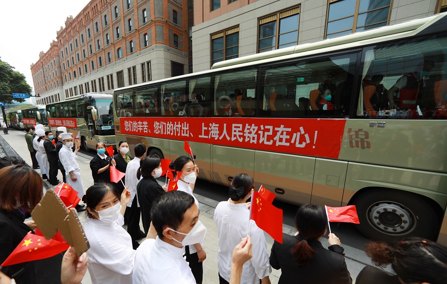 5月27日，福建省援沪医疗队队员乘坐大巴驶往机场。 中国日报记者 朱兴鑫 摄