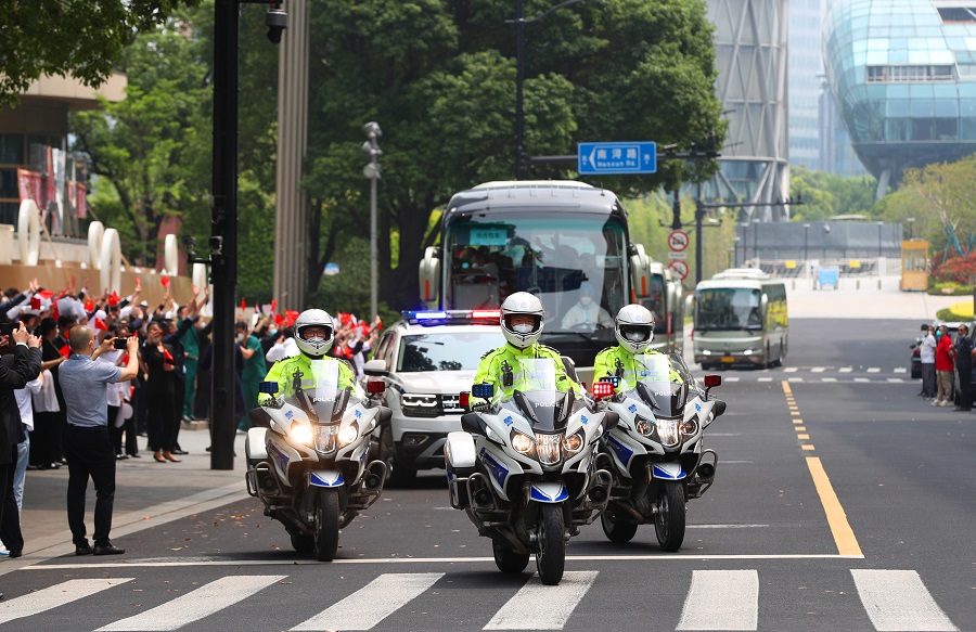5月27日，上海摩托车骑警护送福建省援沪医疗队乘坐的大巴车队驶往机场。 中国日报记者 朱兴鑫 摄