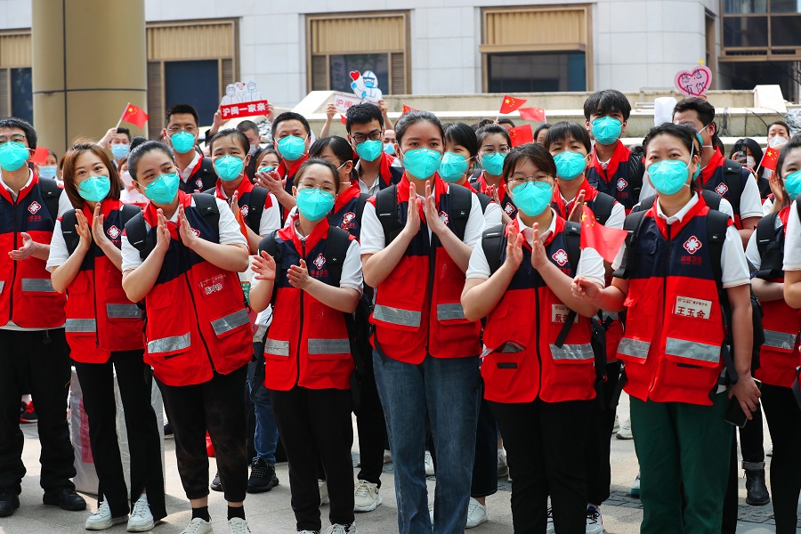 5月27日，福建省援沪医疗队队员在欢送仪式现场。 中国日报记者 朱兴鑫 摄