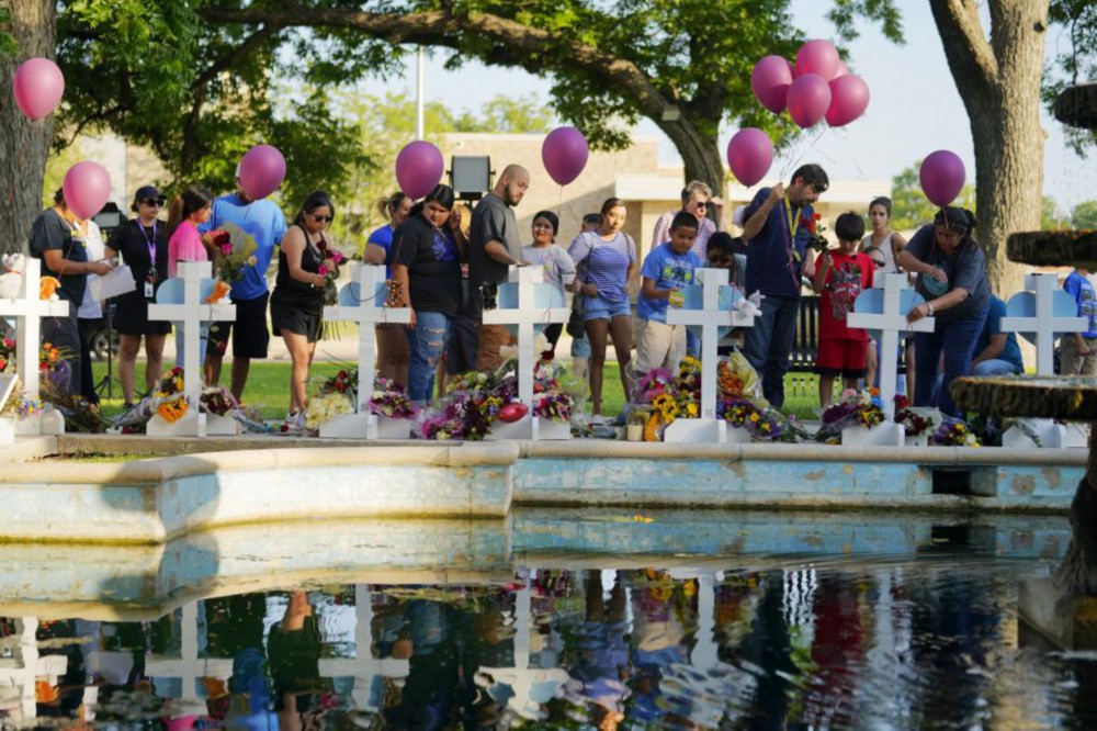 5月26日，在美国得克萨斯州尤瓦尔迪市，人们哀悼枪击事件遇害者。新华社记者吴晓凌摄