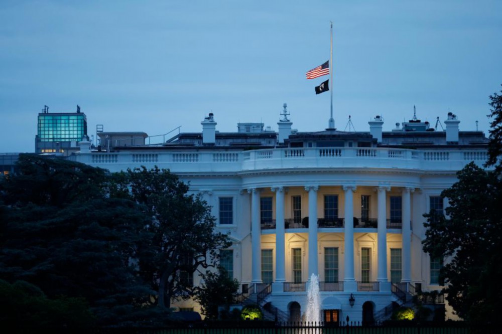 5月24日，在美国首都华盛顿，白宫降半旗向得克萨斯州尤瓦尔迪市罗布小学枪击事件遇害者致哀。（新华社发，沈霆摄）