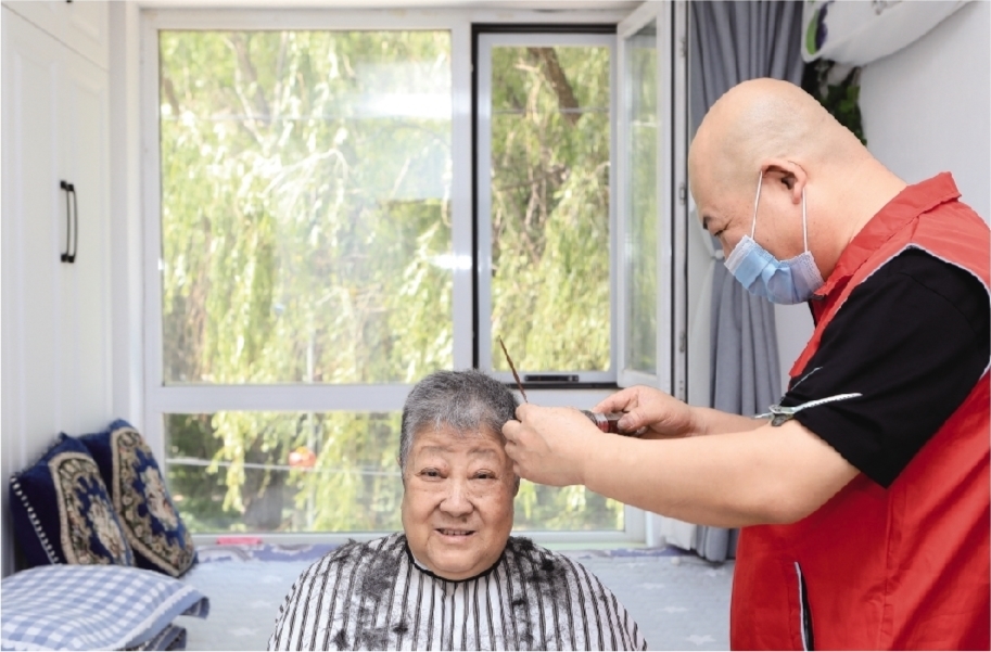 5月28日，李尚国起早上门，为81岁的李凤梅免费理发。本版图片均由辽沈晚报记者 查金辉 摄