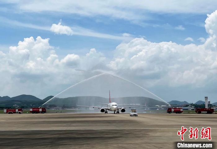 广西在南宁吴圩国际机场举行欢迎仪式，迎接广西医疗队凯旋。王易 摄