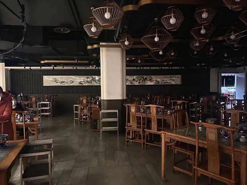 12月5日晚，一餐厅内店员在讨论堂食开放时间