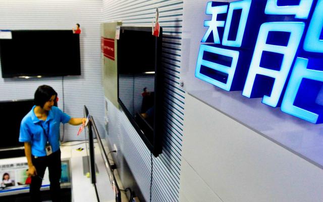 ▲广东佛山一个电器卖场的彩电专卖区打出醒目的“智能”字样。图/IC photo