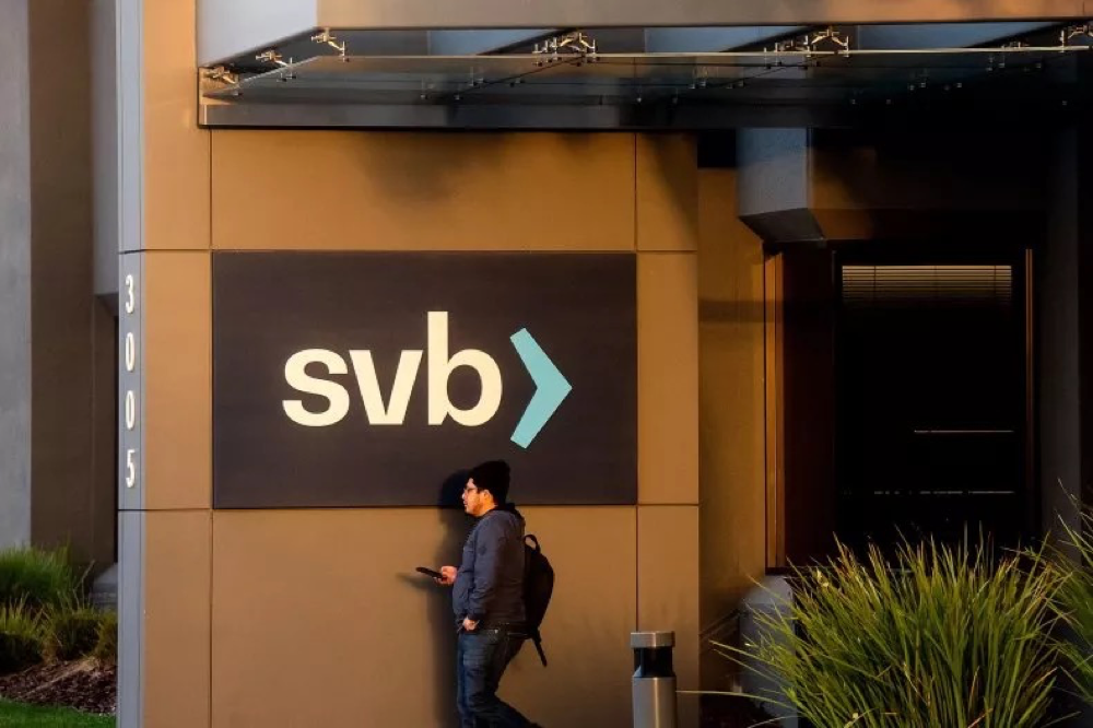 ↑周一，一名男子经过位于加利福尼亚州圣克拉拉的硅谷银行总部