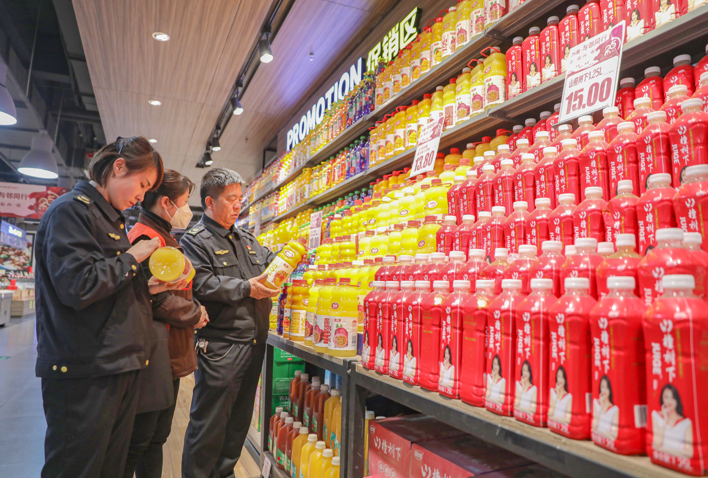 ▲2023年3月14日，甘肃省张掖市市场监督管理局执法人员在超市内进行食品安全检查。图/IC photo