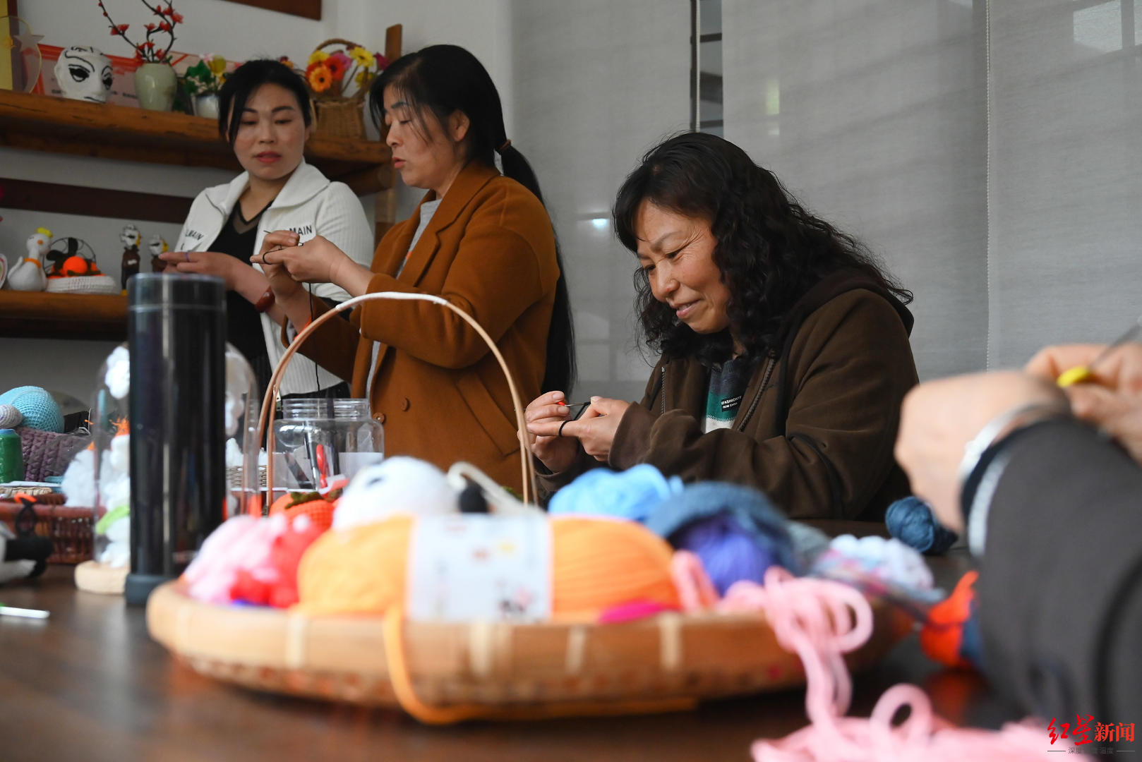 ▲村民正在学习手工编织工艺品