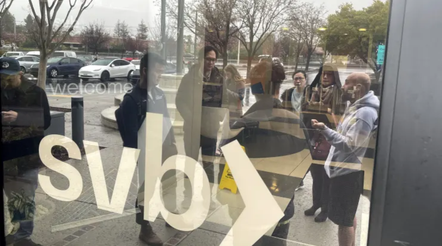 当地时间3月10日，人们在加利福尼亚州关闭的硅谷银行总部外排队。（图源：社交媒体）