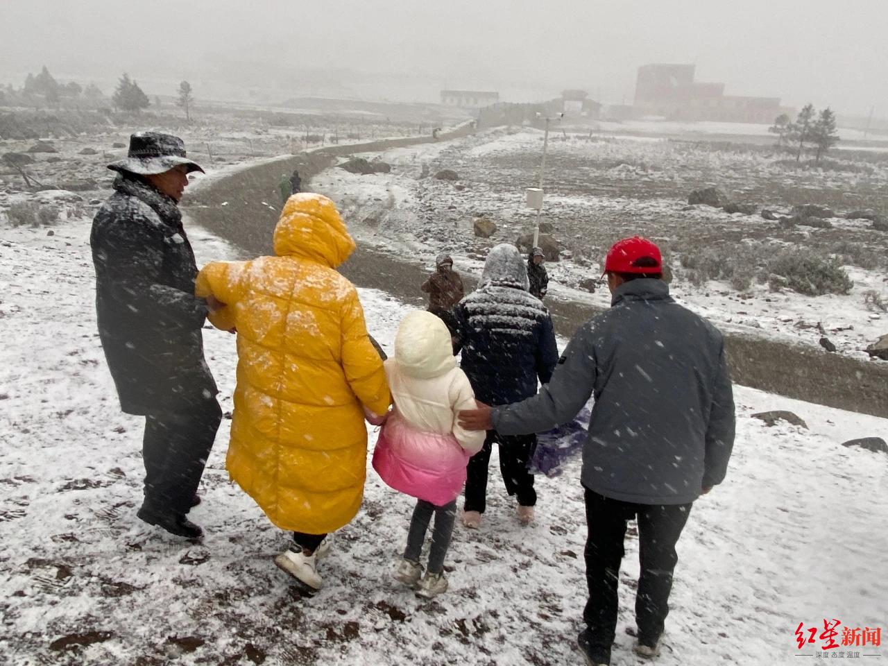 国道317线海拔最高湖泊景区突降大雪，23名游客被及时护送撤离