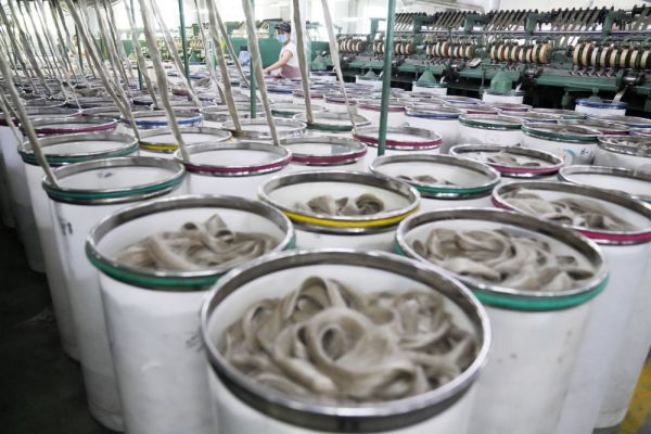 这是8月4日在穆棱经济开发区黑龙江红豆杉亚麻纺织有限公司车间拍摄的生产场景。新华社记者 王建威 摄