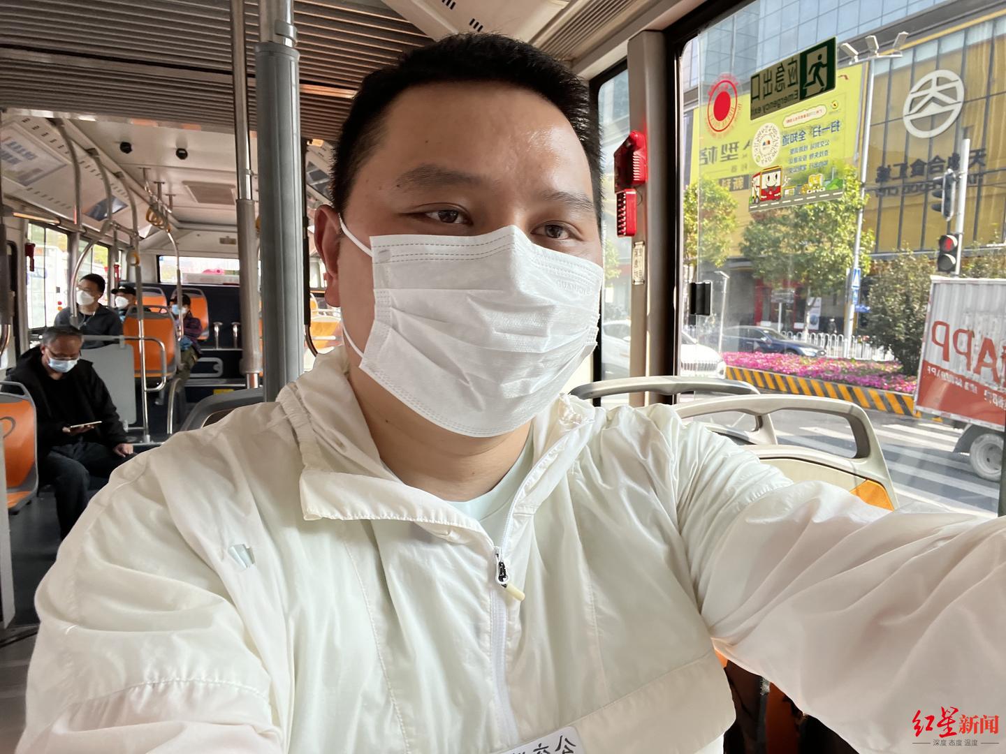 10天乘坐46趟车，他从成都坐“公交”到北京