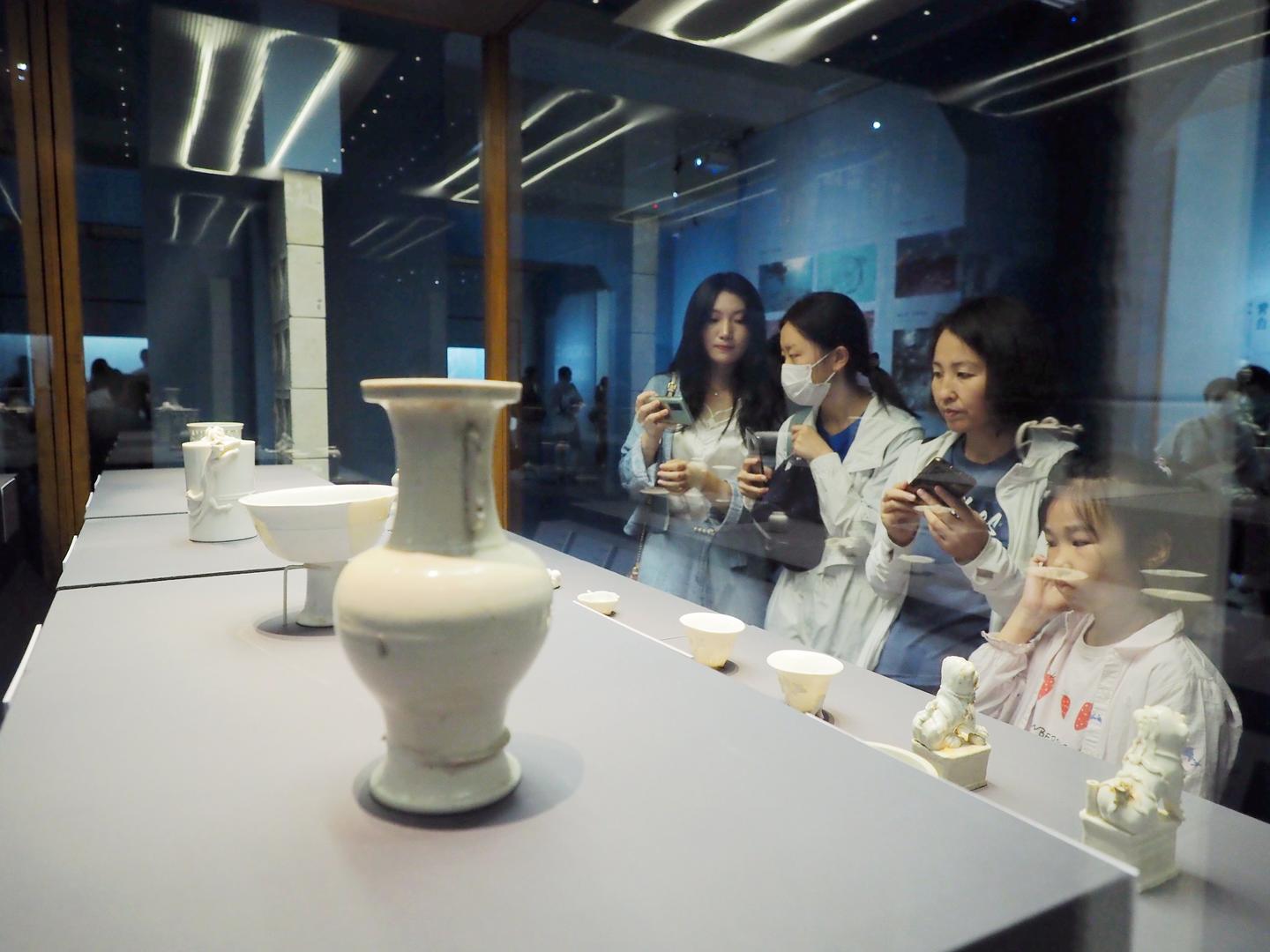 ▲8月27日，中国国家博物馆，观众在参观“中国白——德化白瓷展” 图据视觉中国