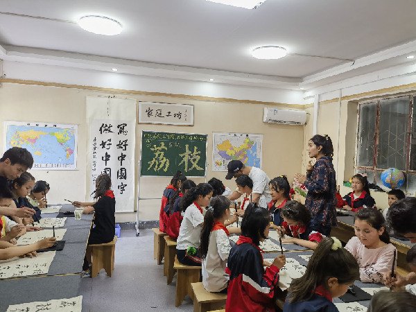  图为唐锦书院的老师带领孩子们学习书法。