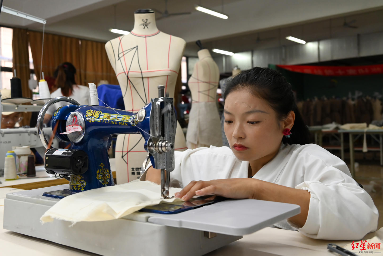 ▲在成都纺织高等专科学校学习服装设计，张晓丽使用专属缝纫机