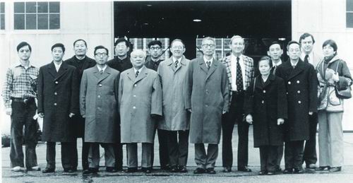▲1979年，郑守仪（前排右一）随中国海洋学、气象学、渔业研究和管理代表团赴美国考察访问。