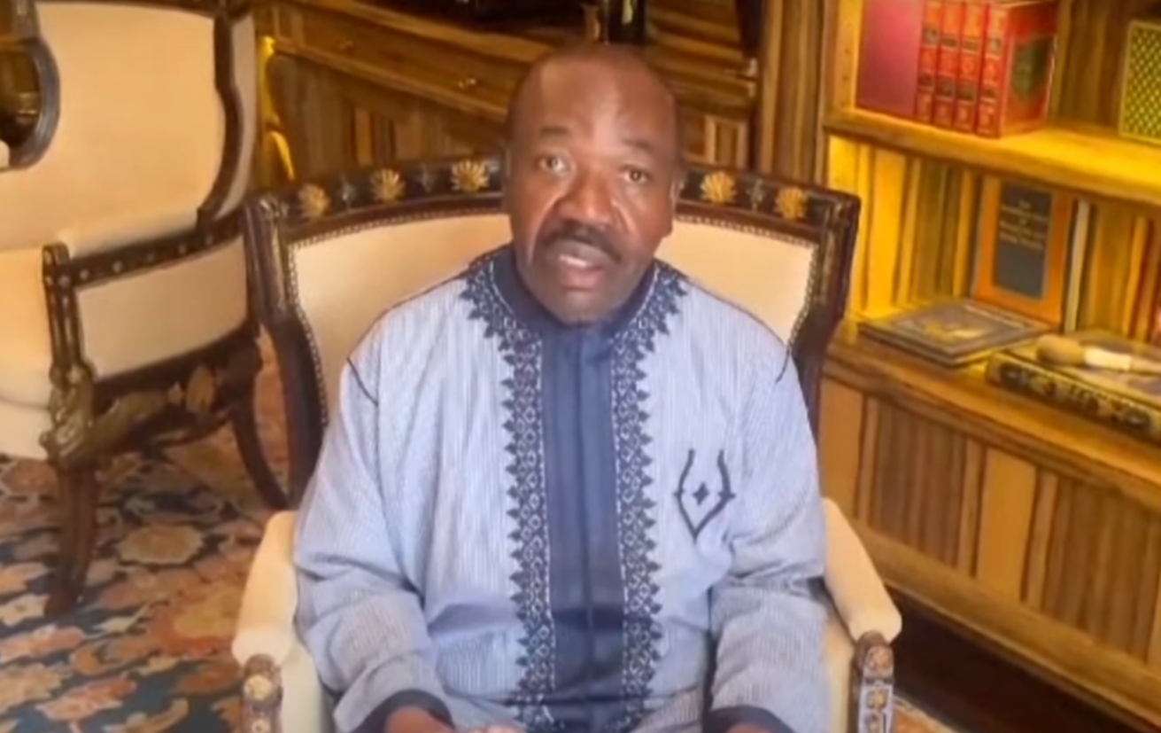 ▲政变发生后，加蓬总统邦戈在总统办公室发表视频讲话