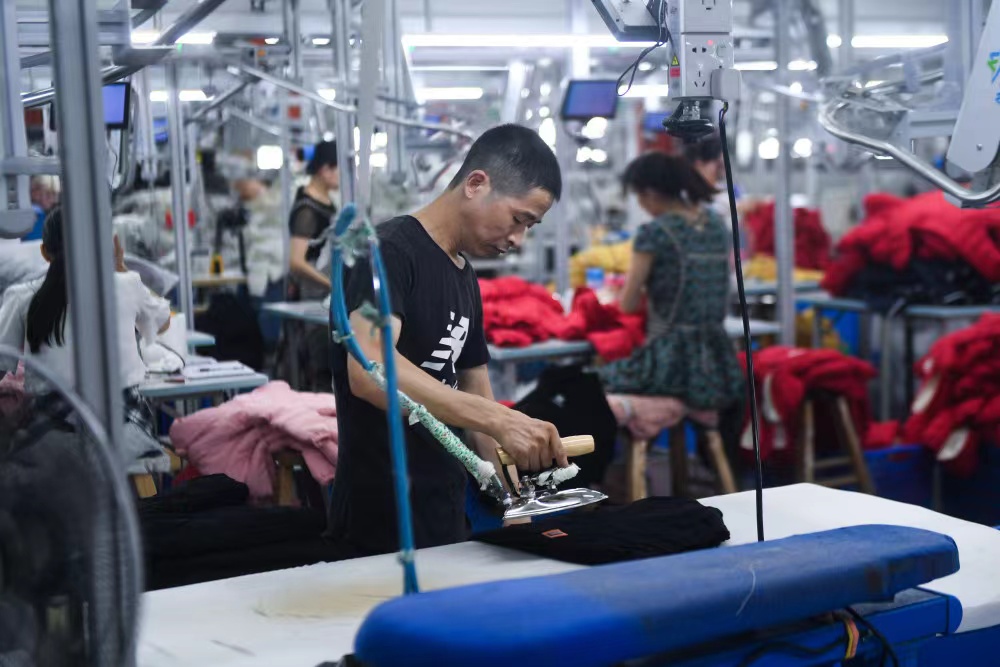在佛山的服装工厂，工人正在生产童装。图源｜受访者