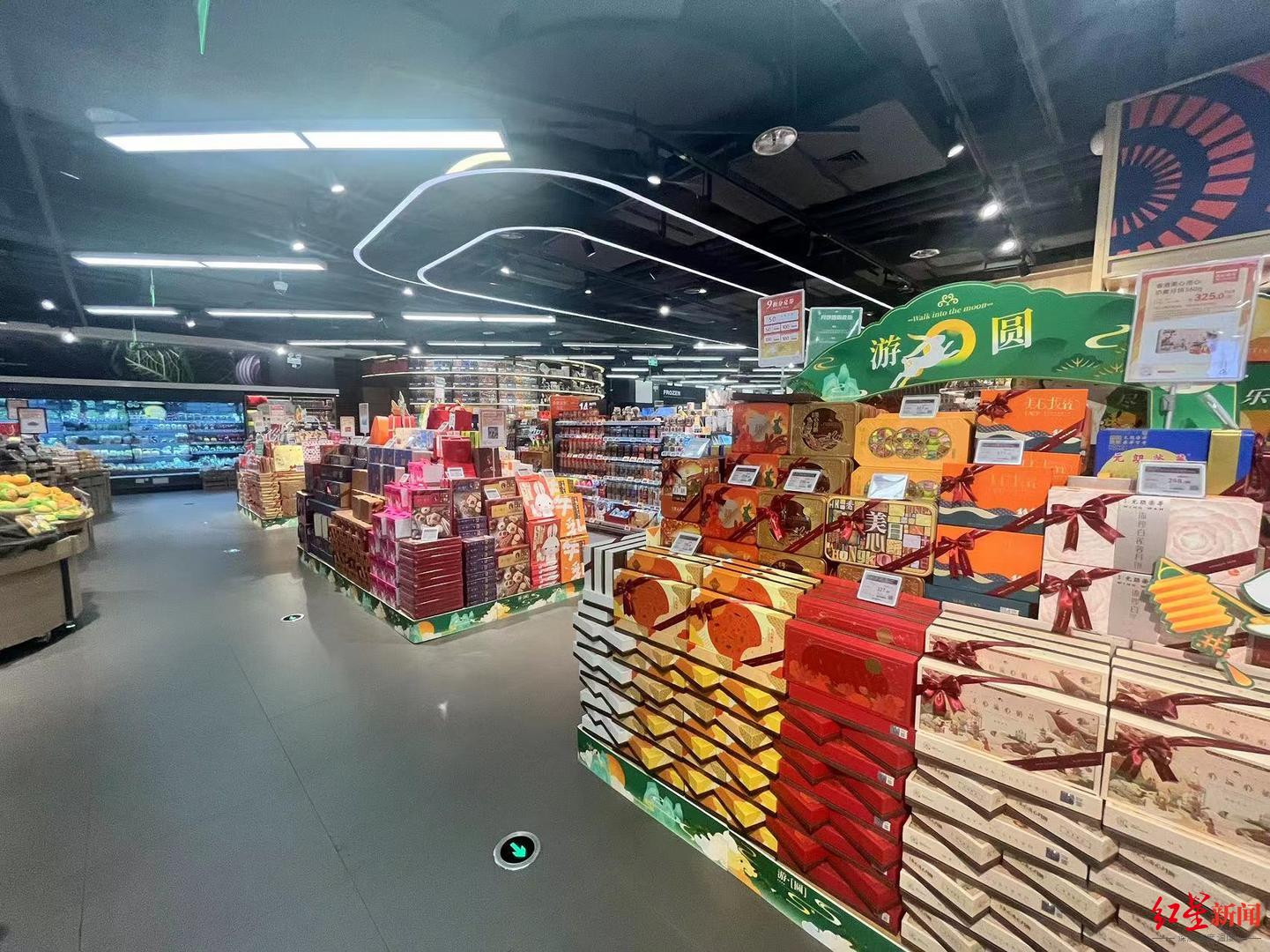 ▲位于成都红星路的一家大型卖场内，大量月饼礼盒已经上市销售
