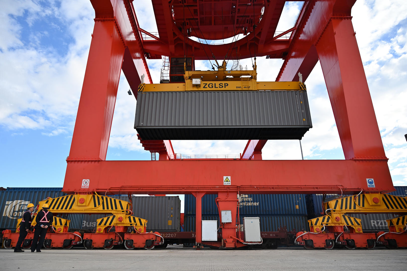 1-8月全国港口完成外贸货物吞吐量33.4亿吨，同比增长9.7%