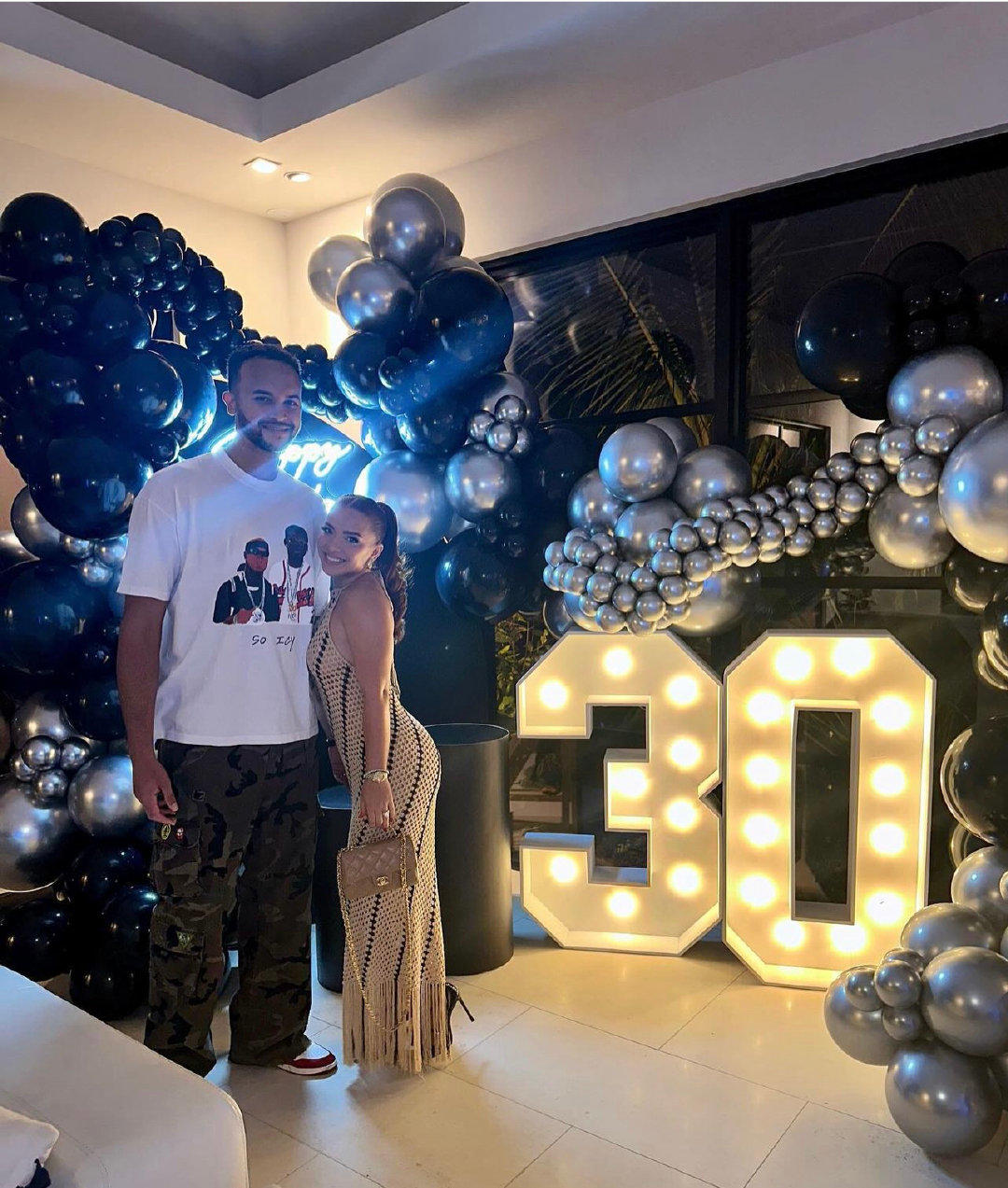 李凯尔已返回美国备战新赛季NBA，9月20日是李凯尔30岁的生日，李凯尔妻子晒照，为李凯尔庆生