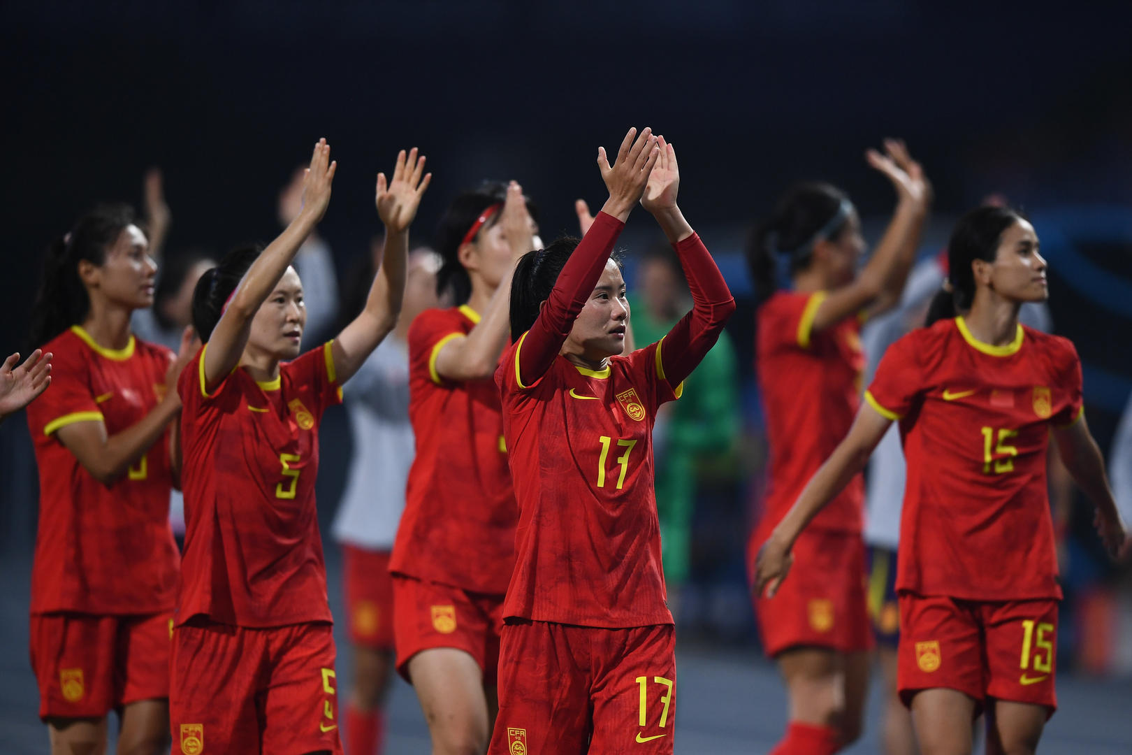 中国女足队员赛后向球迷谢场 图据IC photo