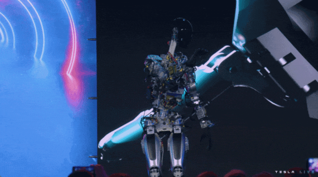2022 年「特斯拉 AI 日」上 Optimus 和人们打招呼