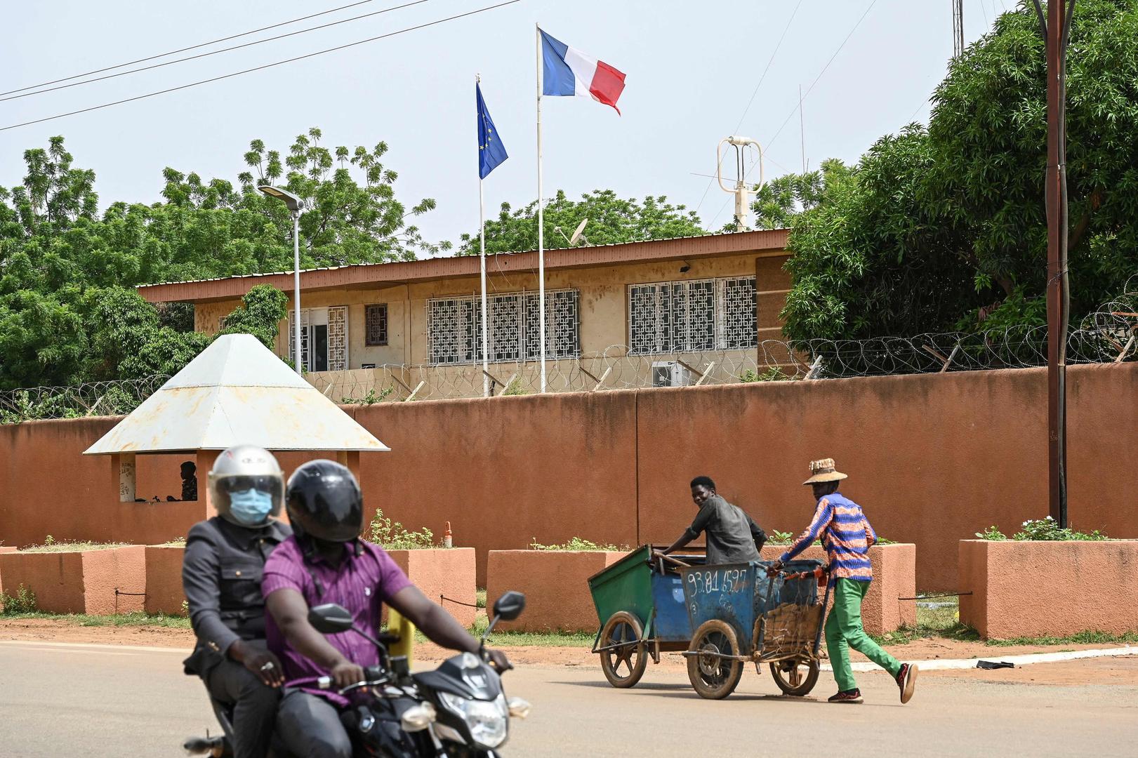 ▲尼日尔尼亚美，民众从法国驻尼日尔大使馆大楼前走过 图据视觉中国