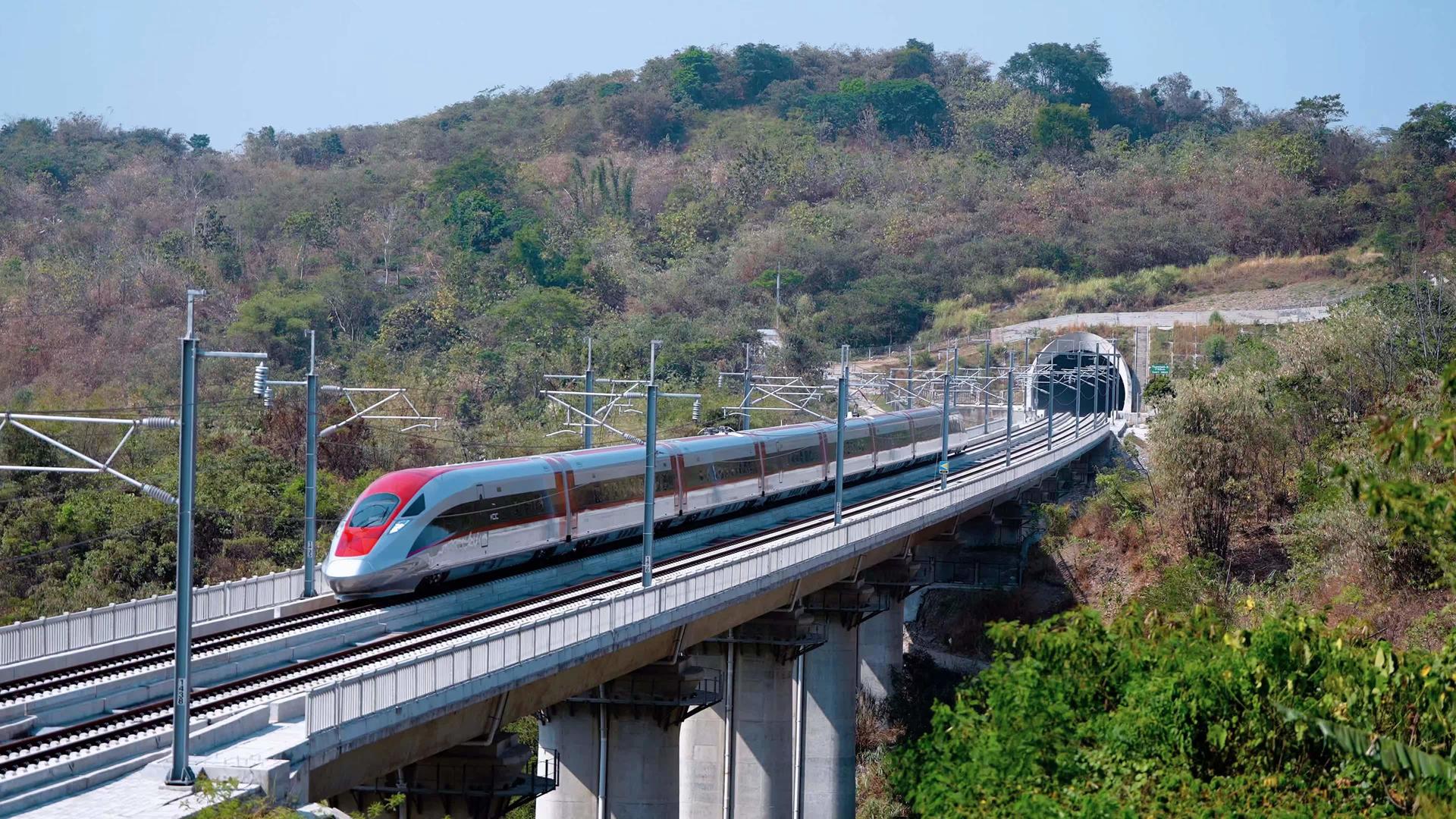 红星新闻记者试乘雅万高铁：印尼民众鼓掌欢呼感叹“中国速度”，又快又方便