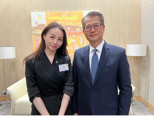     图为香港特别行政区财政司司长陈茂波与能链智电首席战略官吴烨合影。