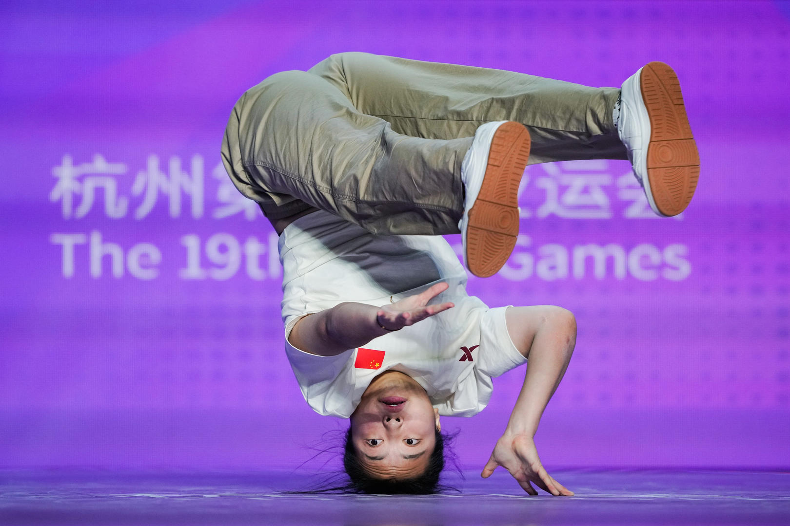 杭州亚运会霹雳舞女子组比赛中的刘清漪 图据视觉中国