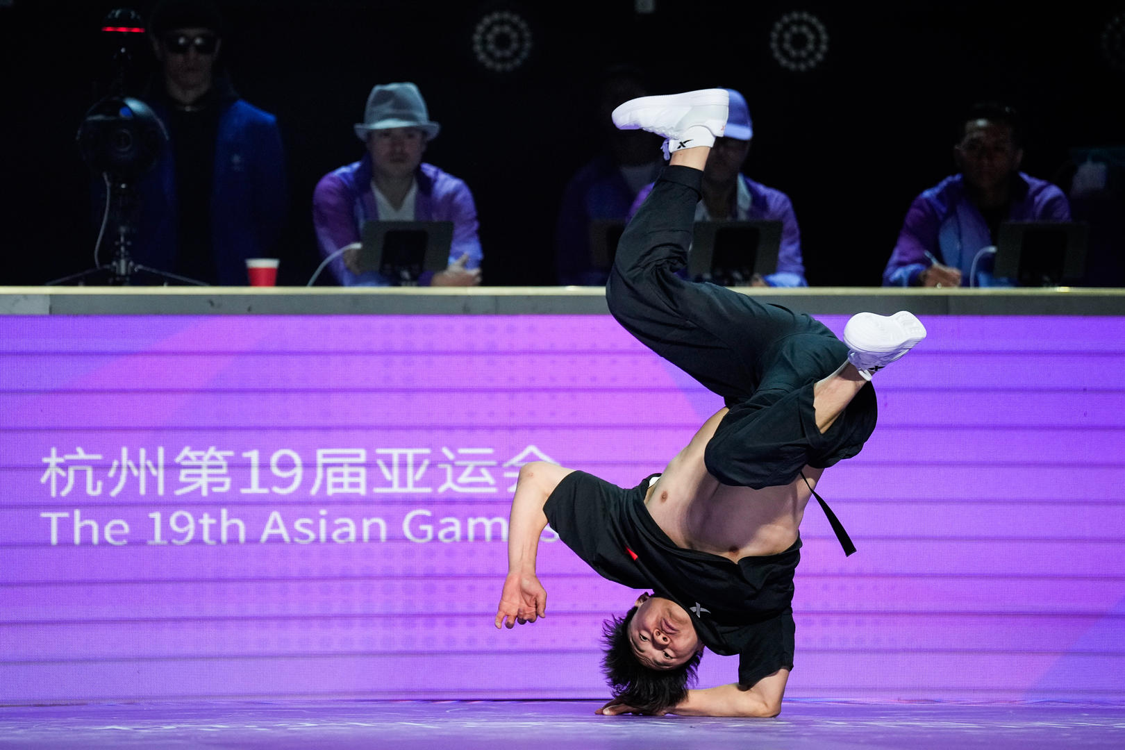 亓祥宇在杭州亚运会霹雳舞男子组的比赛中 图据视觉中国