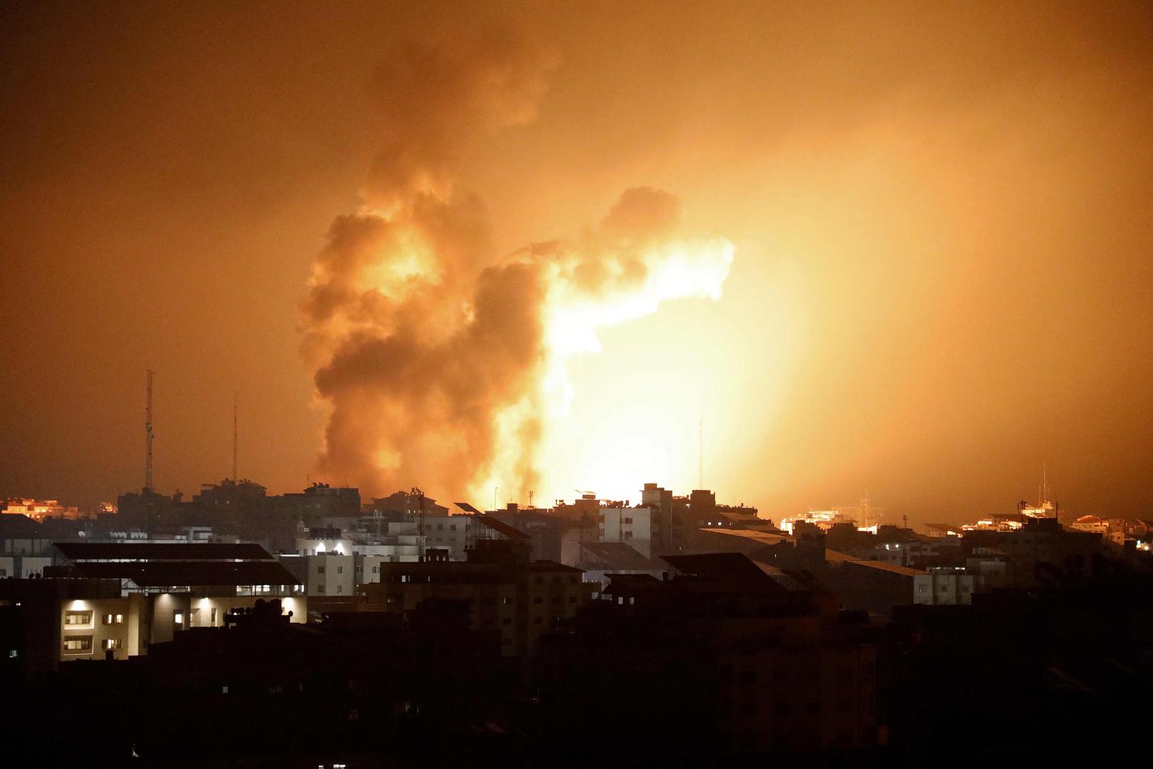 ▲当地时间2023年10月8日，加沙城，以色列发动空袭，大火和烟雾从建筑物上方升起。图据视觉中国