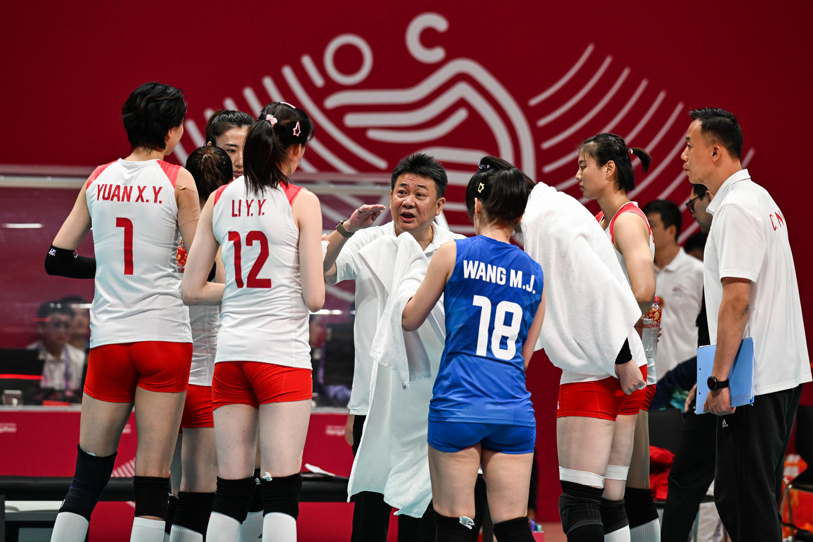 杭州亚运会女排决赛，蔡斌讲解战术 图据IC photo