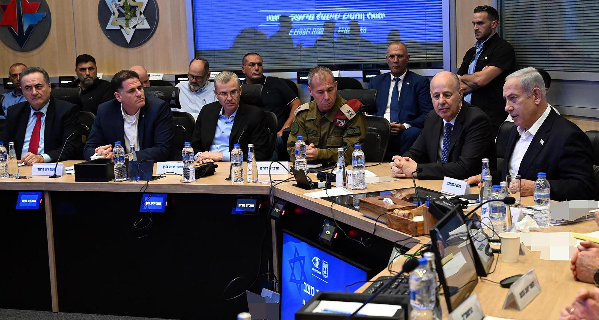 ▲当地时间10月7日，以色列总理内塔尼亚胡（右）与高级国防官员举行安全会议，评估当前局势。图据视觉中国